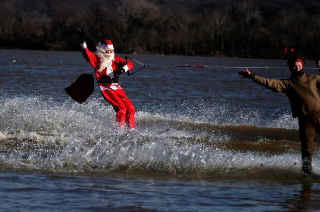 Homem vestido de Papai Noel faz uma aparição sobre ski aquático ao longo da orla em Alexandria, Virgínia, nos Estados Unidos - 25/12/2018