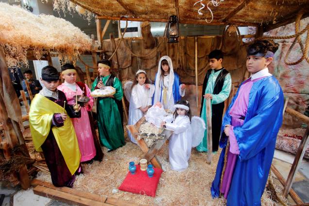 Crianças participam de um presépio na Igreja Mart Shmoni, na cidade de Bashiqa, a leste de Mosul, no Iraque - 25/12/2018 Crianças participam de um presépio na Igreja Mart Shmoni, na cidade de Bashiqa, a leste de Mosul, no Iraque - 25/12/2018