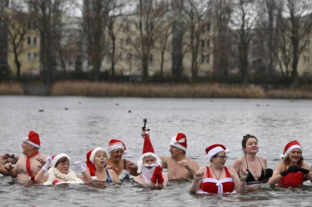 Membros do clube de natação Berliner Seehunde (sela de Berlim) tomam seu tradicional banho de Natal no lago Orankesee, em Berlim - 25/12/2018 Membros do clube de natação Berliner Seehunde (sela de Berlim) tomam seu tradicional banho de Natal no lago Orankesee, em Berlim - 25/12/2018
