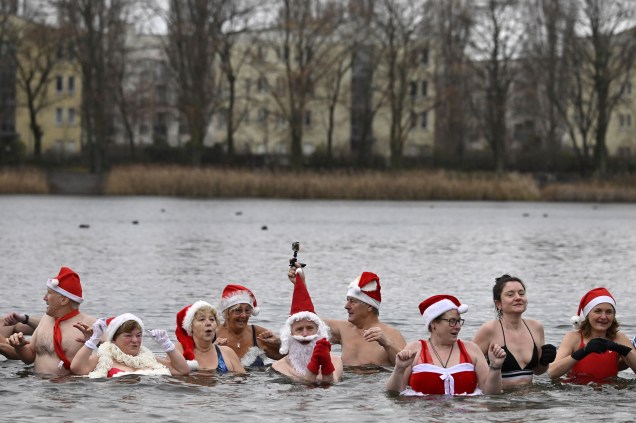 Membros do clube de natação Berliner Seehunde (sela de Berlim) tomam seu tradicional banho de Natal no lago Orankesee, em Berlim  - 25/12/2018