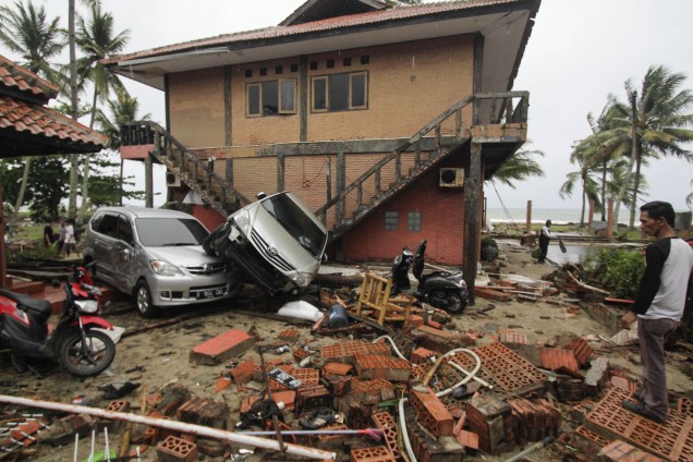 Casas e veículos são danificados pela onda do tsunami que atingiu as Regências de Pandeglang, Serang, South Lampung e Tanggamus, em Banten, na Indonésia - 23/12/2018