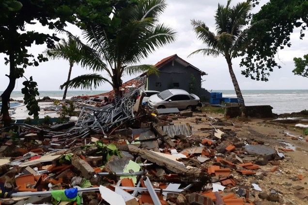 Destroços de uma casa e um carro levado pela onda que atingiu a praia de Carita são vistos em Pandeglang, província de Banten, na Indonésia - 23/12/2018