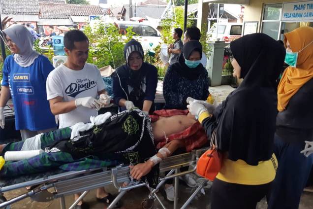 Morador ferido é tratado em um centro de saúde em Pandeglang, na província de Banten, na Indonésia - 23/12/2018