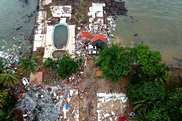 A fotografia aérea mostra a destruição do tsunami em uma das residências na praia de Carita, na Indonésia - 23/12/2018