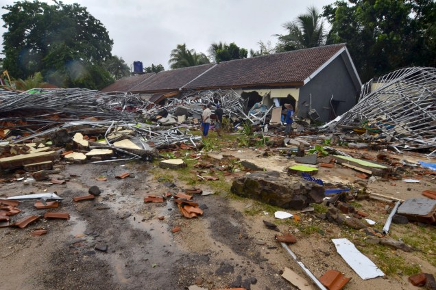 Moradores inspecionam suas casas danificadas em Carita, na Indonésia, depois que a área foi atingida por um tsunami seguido de erupção do vulcão Anak Krakatoa - 23/12/2018