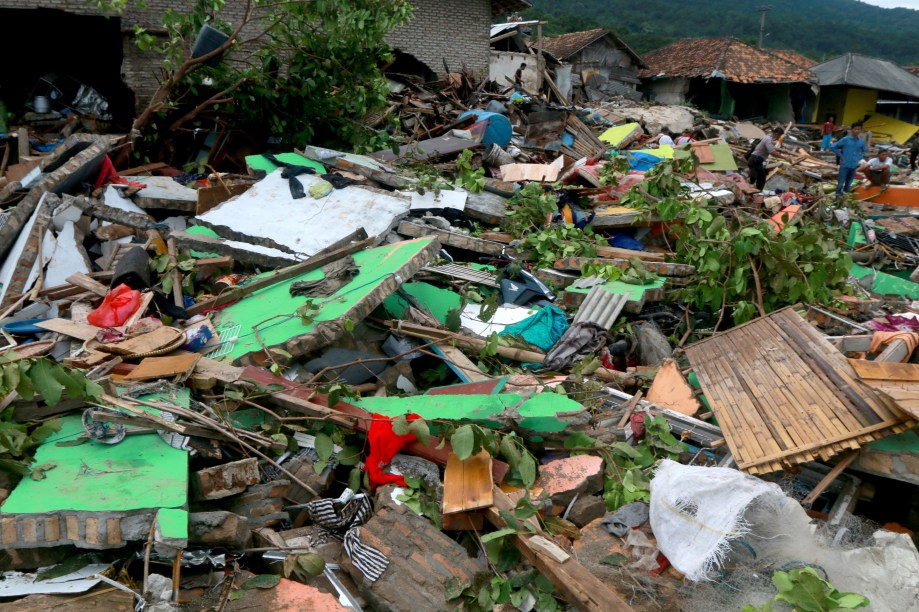 Destroços de casa são vistos em South Lampung, no sul de Sumatra, após a passagem do tsunami - 23/12/2018