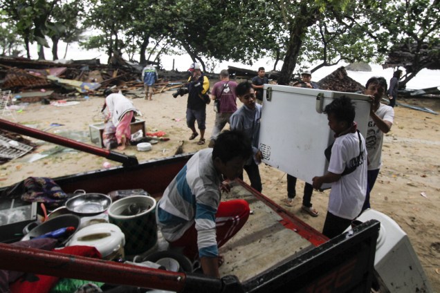 Moradores resgatam seus pertences após a onda do tsunami ter atingido as Regências de Pandeglang, Serang, South Lampung e Tanggamus, em Banten, na Indonésia - 23/12/2018