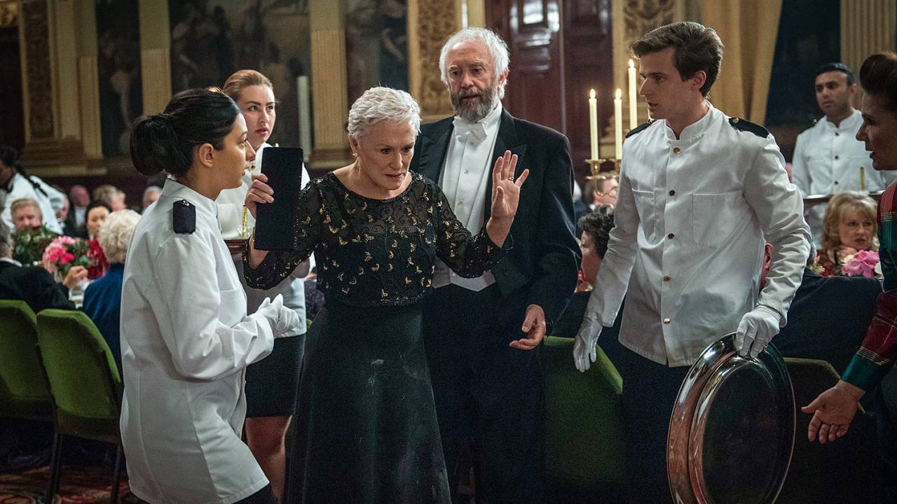 BASTA - Glenn dá as costas ao marido (Pryce): essência roubada
