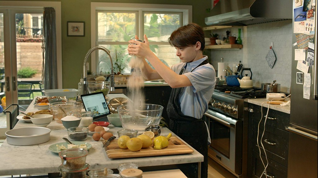 Noah Schnapp interpreta menino apaixonado por gastronomia no filme 'Abe'