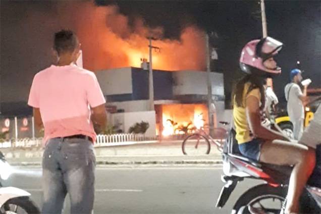 Agência da Caixa Econômica Federal foi incendiada no bairro Pajuçara em Maracanaú, na Região Metropolitana de Fortaleza