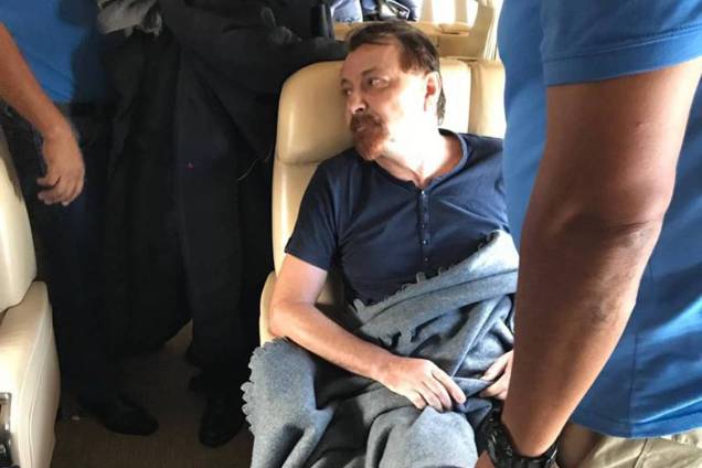 Cesare Battisti a bordo do avião que o levará diretamente a Roma Cesare Battisti a bordo do avião que o levará diretamente a Roma