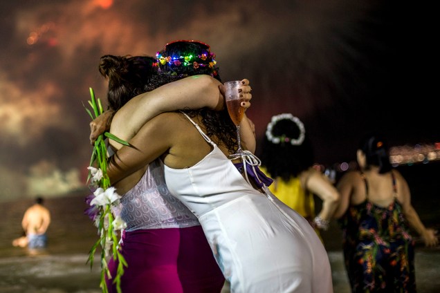 Mulheres se abraçam durante as felicitações da virada do ano na praia de Copacabana, Rio de Janeiro - 01/01/2019