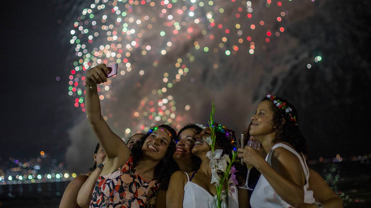 A group of women takes a selfie in front of the fireworks during the new year celebration on Copacabana beach in Rio de Janeiro, Brazil, on January 1, 2019. (Photo by Daniel RAMALHO / AFP)
