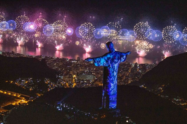 Vista do Cristo Redentor durante a queima de fogos em praia do Rio de Janeiro - 01/01/2019