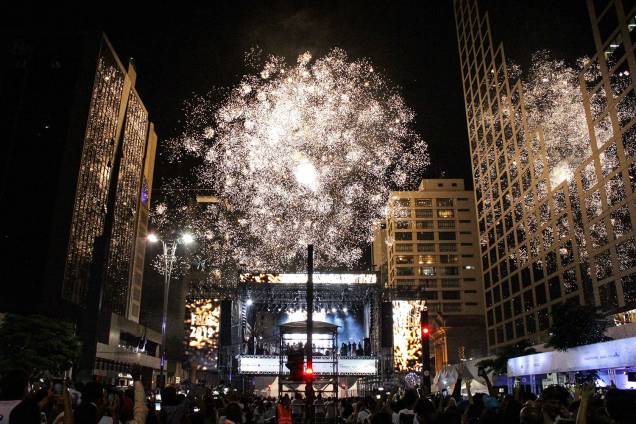 Fogos de artifício marcam a virada do ano durante celebração na Avenida Paulista em São Paulo - 01/01/2019 Fogos de artifício marcam a virada do ano durante celebração na Avenida Paulista em São Paulo - 01/01/2019