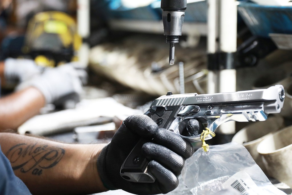 Funcionário da fábrica de armas Taurus trabalha na linha de montagem da empresa em São Leopoldo (RS) - 15/01/2019