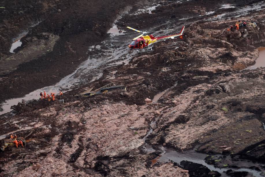 Equipes de Resgate do Corpo de Bombeiros realizam buscas em área atingida por rejeitos após rompimento da barragem da mina do Feijão em Brumadinho, na região metropolitana de Belo Horizonte, Minas Gerais - 25/01/2019