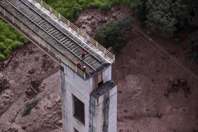 Trecho de uma ponte desmorona em decorrência das inundações provocadas pelo colapso de uma barragem da Vale perto de Brumadinho (MG) - 25/01/2019