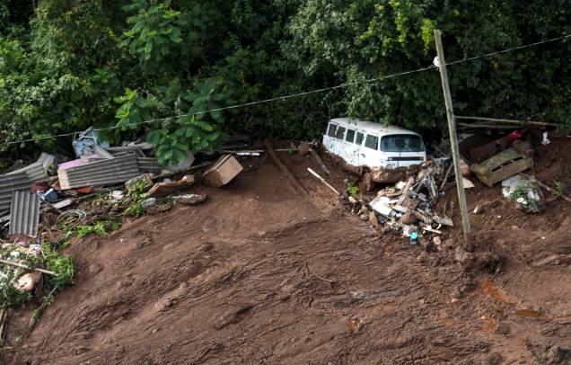 Veículo fica soterrado após rompimento de uma barragem da Vale em Brumadinho (MG) - 25/01/2019