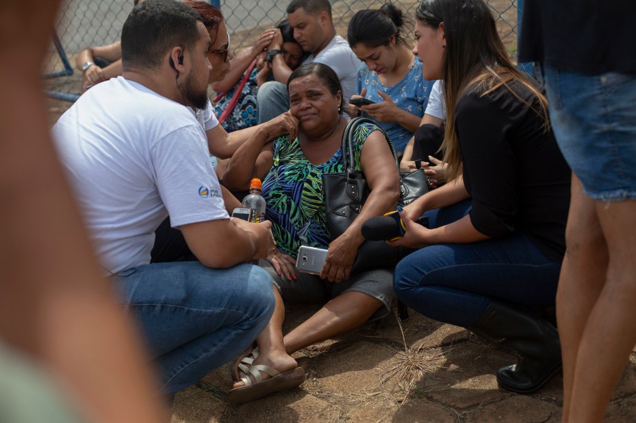 Pessoas choram enquanto esperam informações sobre seus familiares em frente ao Centro de Comando da Crise, organizado pelo governo do estado em Brumadinho (MG) - 26/01/2019