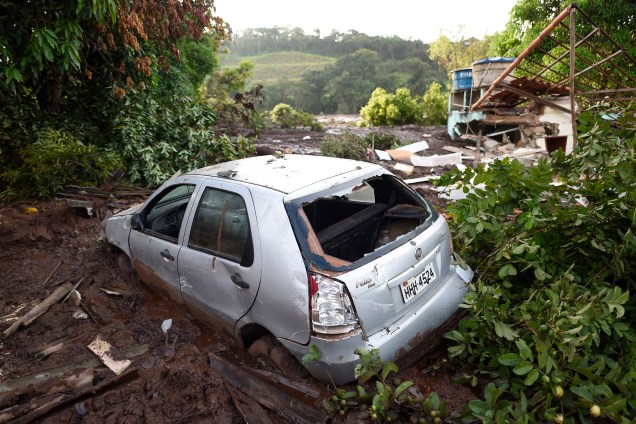 Carro fica destruído em meio à lama um dia depois do rompimento da barragem de uma mina de ferro pertencente da mineradora Vale, em Brumadinho - 26/01/2019