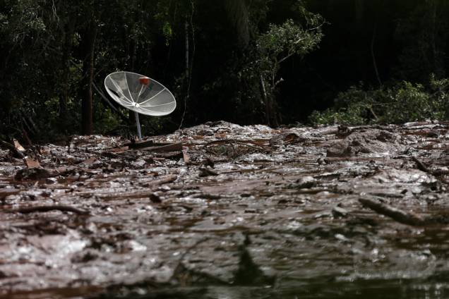 Antena parabólica é vista sobre a lama após uma barragem pertencente à mineradora Vale romper e despejar toneladas de resíduos tóxicos em Brumadinho (MG) - 26/01/2019