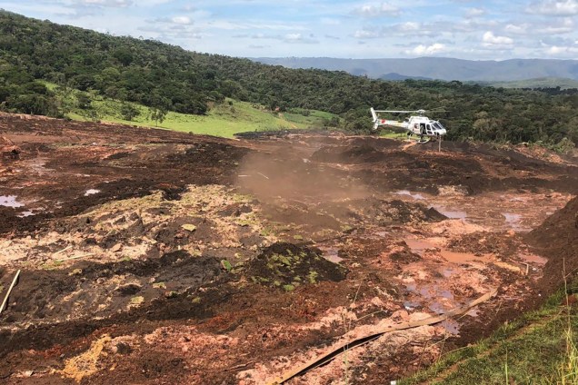 Helicóptero sobrevoa área de rompimento de barragem da mineradora Vale em Brumadinho, na Grande Belo Horizonte - 25/01/2019