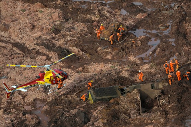Equipes de Resgate do Corpo de Bombeiros realizam buscas em área atingida por rejeitos após rompimento da barragem da mina do Feijão em Brumadinho, na região metropolitana de Belo Horizonte, Minas Gerais - 25/01/2019