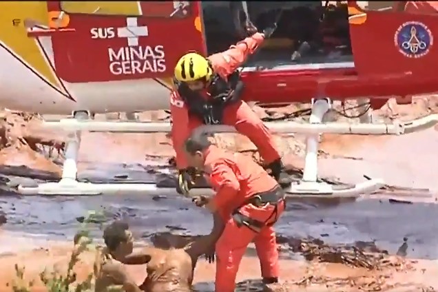 Corpo de Bombeiros realiza resgate após rompimento de barragem em Brumadinho, cidade da Grande Belo Horizonte, Minas Gerais - 25/01/2019