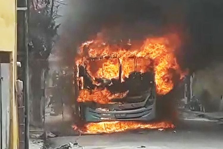 Ônibus é incendiado no bairro Quintino Cunha, em Fortaleza (CE), durante o 17º dia de ataques - 18/01/2019