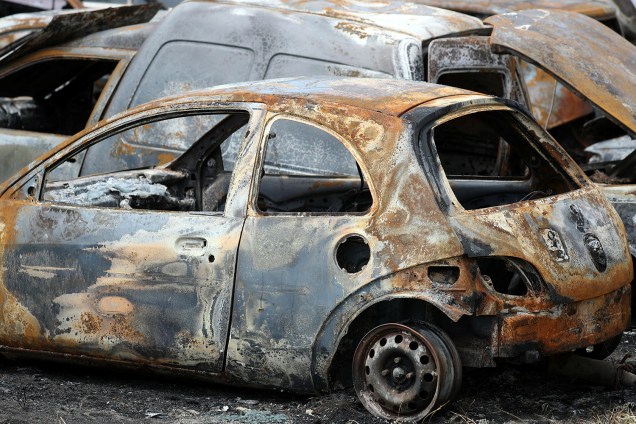 Veículos são vistos queimados em pátio de Fortaleza (CE), após violentos ataques serem reportados na região - 07/01/2019