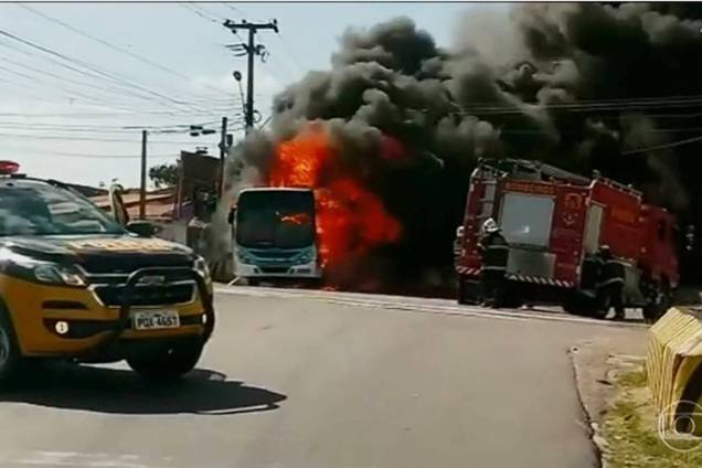 Ônibus é incendiado durante onda de ataques no Ceará - 04/01/2019