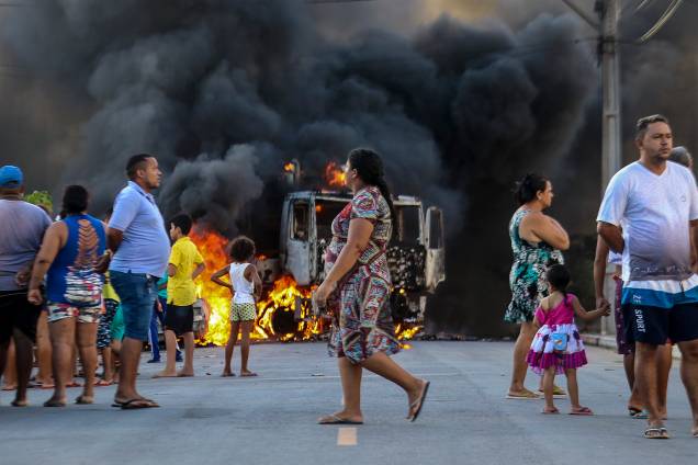Caminhão é queimado durante ataques realizados em Fortaleza (CE) - 03/01/2019