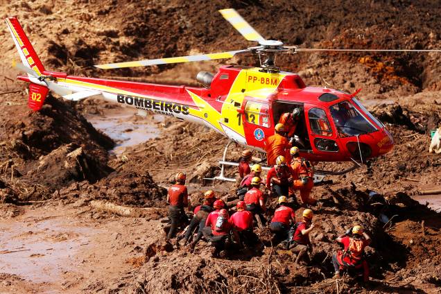 Bombeiros procuram por vítimas após rompimento de barragem da Vale, nos arredores da cidade de Brumadinho (MG) - 28/01/2019