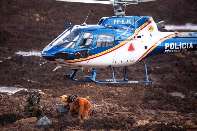 Membros de equipe de resgate israelense auxiliam nas buscas por vítimas após rompimento de barragem da mineradora Vale, na cidade de Brumadinho (MG) - 28/01/2019