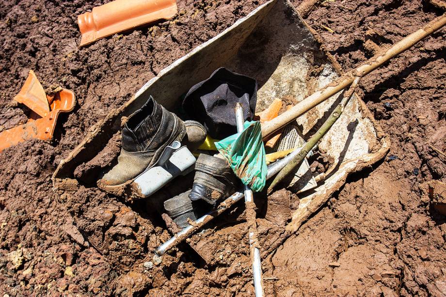 Pertences de vítimas sã vistos em meio à lama após rompimento de barragem da mineradora Vale, em Brumadinho (MG) - 28/01/2019