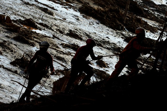 Membros de equipe de resgate procuram vítimas durante o quinto dia de buscas após o rompimento de barragem da mineradora Vale, em Brumadinho (MG) - 29/01/2019 Membros de equipe de resgate procuram vítimas durante o quinto dia de buscas após o rompimento de barragem da mineradora Vale, em Brumadinho (MG) - 29/01/2019