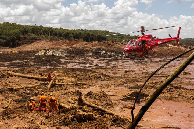 Bombeiros recuperam corpo com a ajuda de um helicóptero  em Brumadinho, Minas Gerais - 29/01/2019