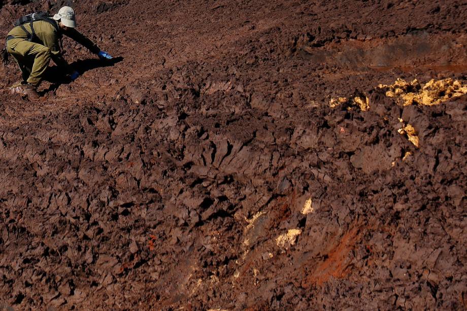 Soldado israelense procura por vítimas do rompimento de barragem em Brumadinho, Minas Gerais - 30/01/2019