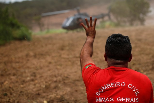 Bombeiro gesticula durante operação de resgate de vítimas após rompimento de barragem nos arredores da cidade de Brumadinho (MG) - 27/01/2019