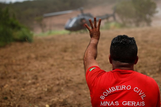 Bombeiro gesticula durante operação de resgate de vítimas após rompimento de barragem nos arredores da cidade de Brumadinho (MG) - 27/01/2019 Bombeiro gesticula durante operação de resgate de vítimas após rompimento de barragem nos arredores da cidade de Brumadinho (MG) - 27/01/2019