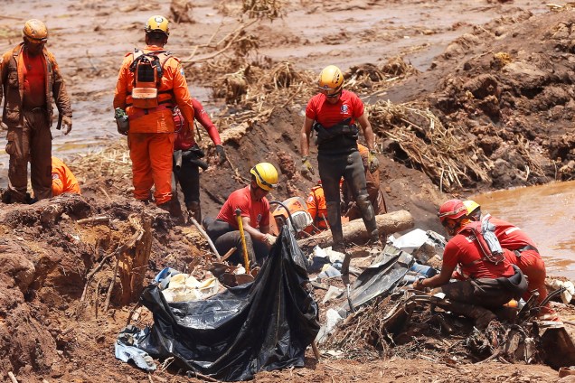 Membros de equipe de resgate procuram vítimas após rompimento de barragem nos arredores da cidade de Brumadinho (MG) - 28/01/2019