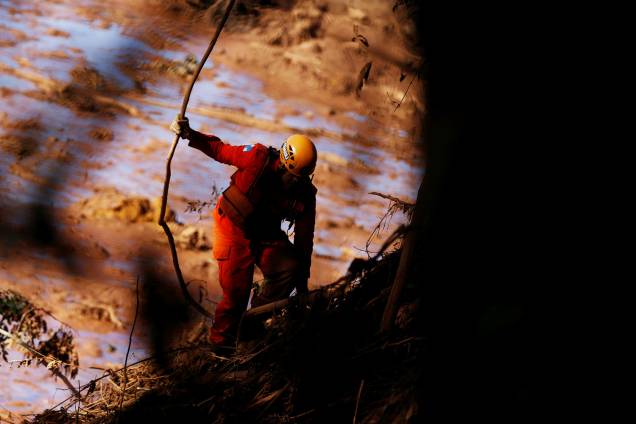 Membro de equipe de resgate procura vítimas após rompimento de barragem em Brumadinho (MG) - 28/01/2019
