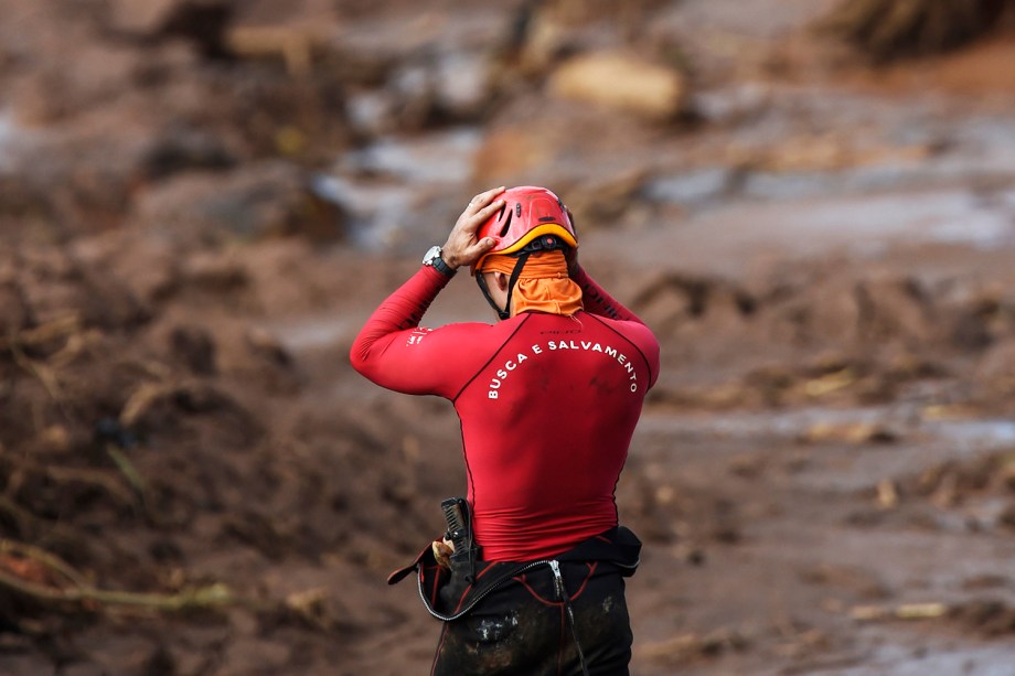 Bombeiro reage durante operação de resgate de sobreviventes e vítimas do rompimento de barragem em Brumadinho (MG) - 28/01/2019