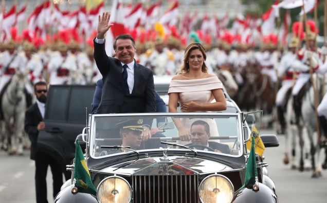 O novo presidente do Brasil, Jair Bolsonaroao desfila em carro aberto com sua esposa Michelle antes da cerimônia de posse em Brasília - 01/01/2019