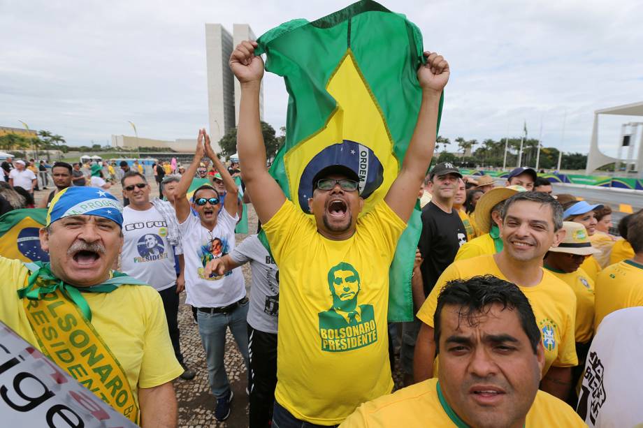 Apoiadores de Jair Bolsonaro, novo Presidente do Brasil, aguardam na Praça dos Três Poderes o início da cerimônia de posse em Brasília - 01/01/2019