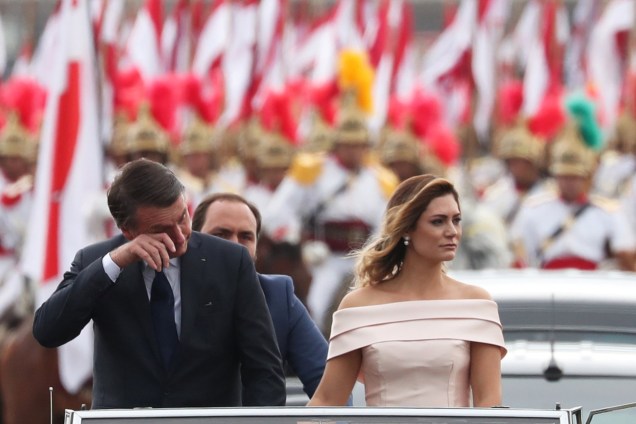 O novo presidente do Brasil, Jair Bolsonaro, se emociona enquanto desfila em carro aberto ao lado da esposa Michelle Bolsonaro antes da cerimônia de posse em Brasília - 01/01/2019