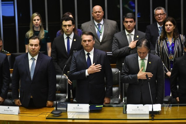 O presidente eleito do Brasil, Jair Bolsonaro ouve o hino nacional no Congresso antes de tomar posse como novo presidente do Brasil, em Brasília - 01/01/2018
