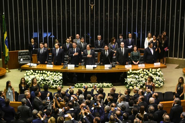 O presidente eleito do Brasil, Jair Bolsonaro ouve o hino nacional no Congresso antes de tomar posse como novo presidente do Brasil, em Brasília - 01/01/2018