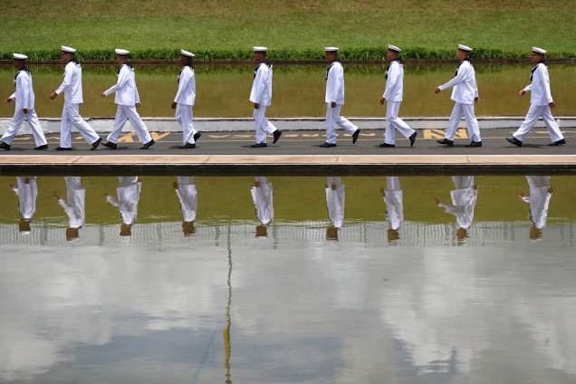 Oficiais da Marinha caminham fora do Congresso em Brasília - 01/01/2019